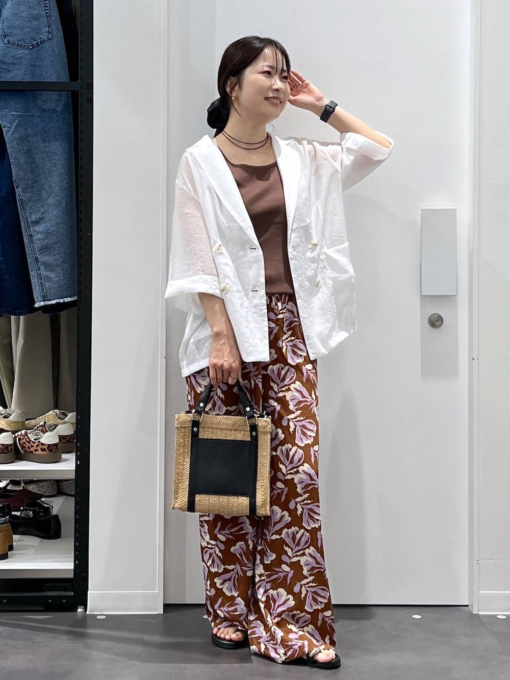 ブラウン系のその他パンツ、ベージュ系のショルダーバッグ、ブラック系のサンダルを着用したレディースの夏コーディネートの4枚目の写真