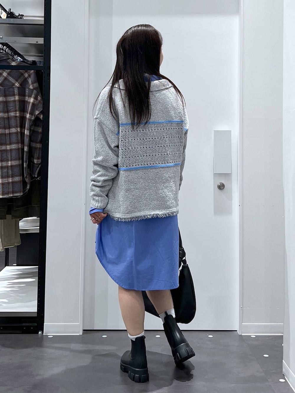 ブラック系のレインシューズ、グレー系のニット/セーター、ブルー系のシャツ/ブラウスを着用したレディースの冬コーディネートの3枚目の写真