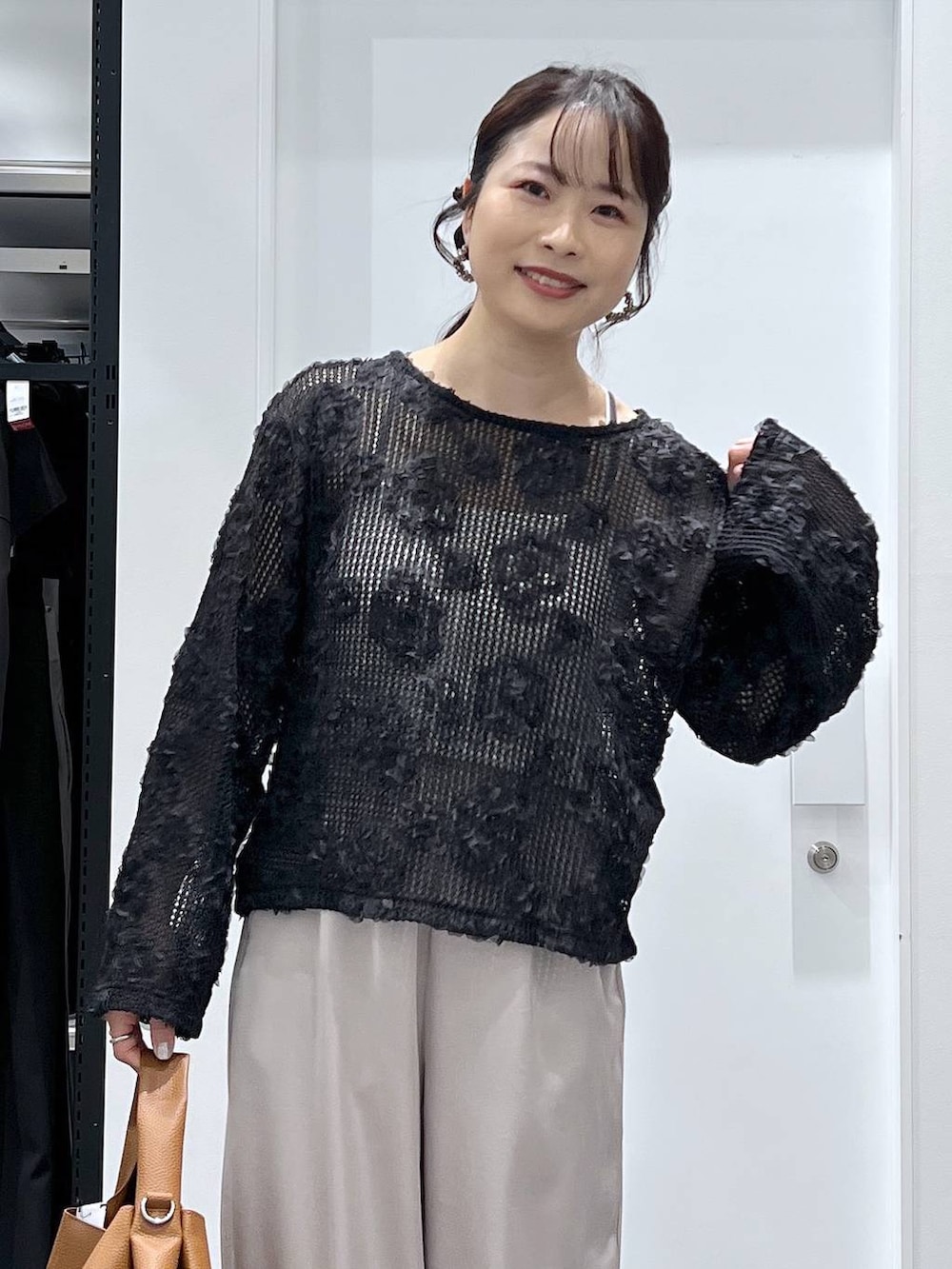 シルバー系のパンプス、ブラック系のシャツ/ブラウス、ブラウン系のトートバッグを着用したレディースの春コーディネートの4枚目の写真