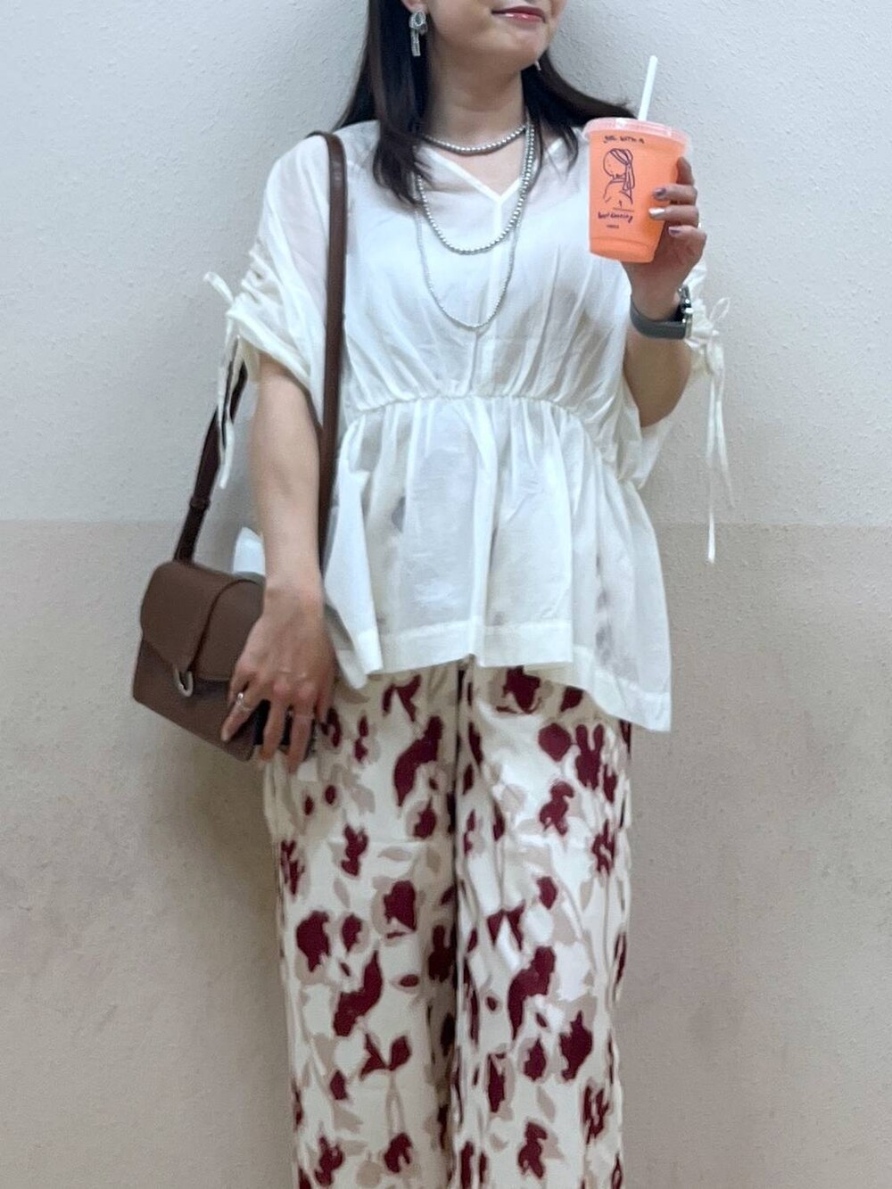 シルバー系のサンダル、ホワイト系のシャツ/ブラウス、ホワイト系のその他パンツを着用したレディースの春コーディネートの3枚目の写真