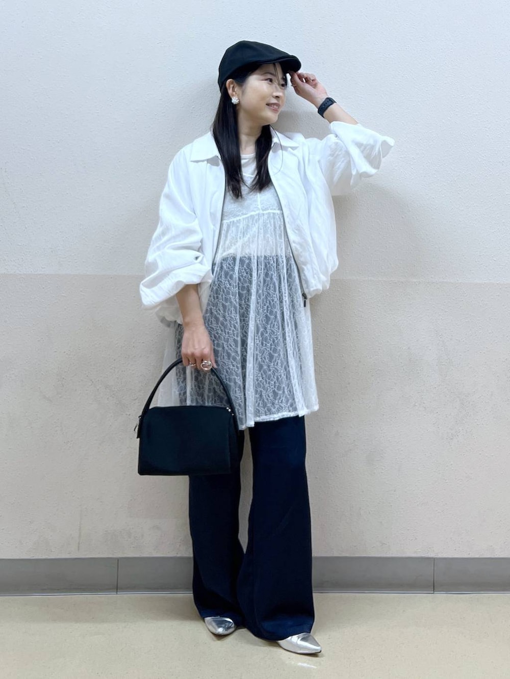 シルバー系のパンプス、ホワイト系のTシャツ/カットソー、ブルー系のその他パンツを着用したレディースの春コーディネートの4枚目の写真