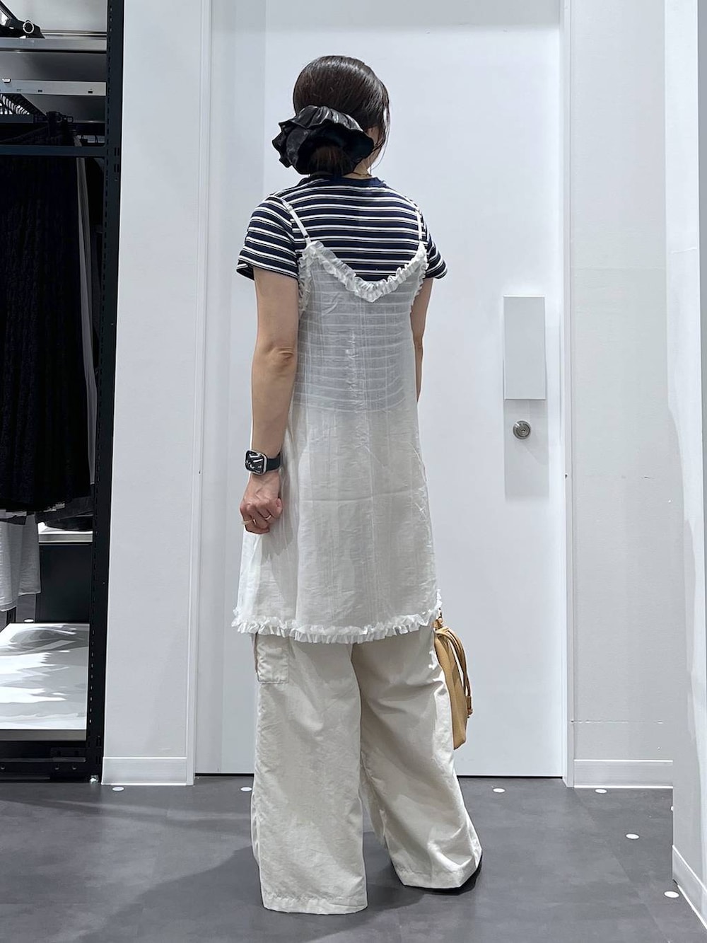 ブラック系のサンダル、ブルー系のTシャツ/カットソー、ベージュ系のカーゴパンツを着用したレディースの春コーディネートの3枚目の写真