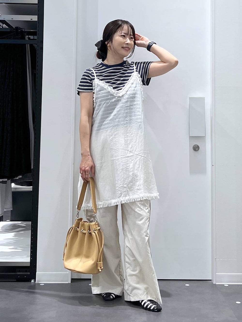 ブラック系のサンダル、ブルー系のTシャツ/カットソー、ベージュ系のカーゴパンツを着用したレディースの春コーディネートの4枚目の写真