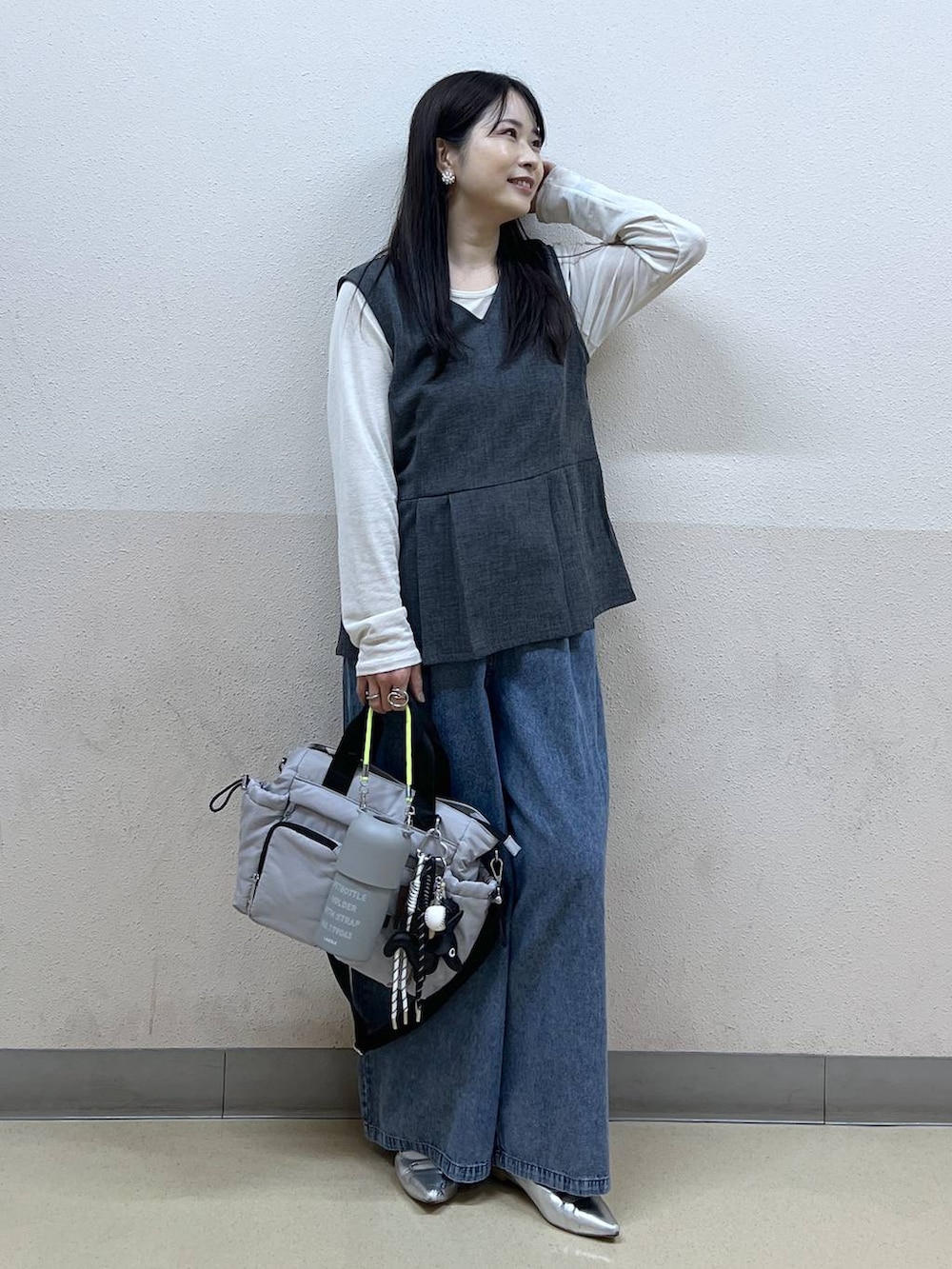 シルバー系のパンプス、ホワイト系のTシャツ/カットソー、グレー系のトートバッグを着用したレディースの春コーディネートの4枚目の写真