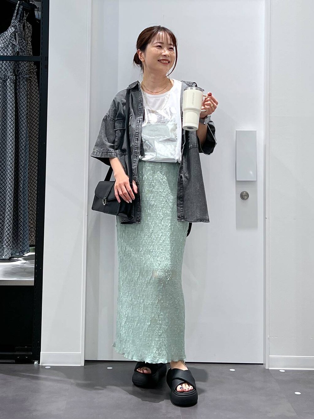 「骨格ウェーブ、低身長、着痩せ・細見え、きれいめ、ママコーデ、楽ちんコーデ、体型カバー、リラックス、LAKOLE、きれいめカジュアル、スカート、シャツ、Tシャツ、保温・保冷、バッグ」|「LAKOLEのパフィークロスサンダル / 291942(サンダル、ブラック系)」を使った、emaさん(レディース・155cm)の春コーディネートの4枚目の写真