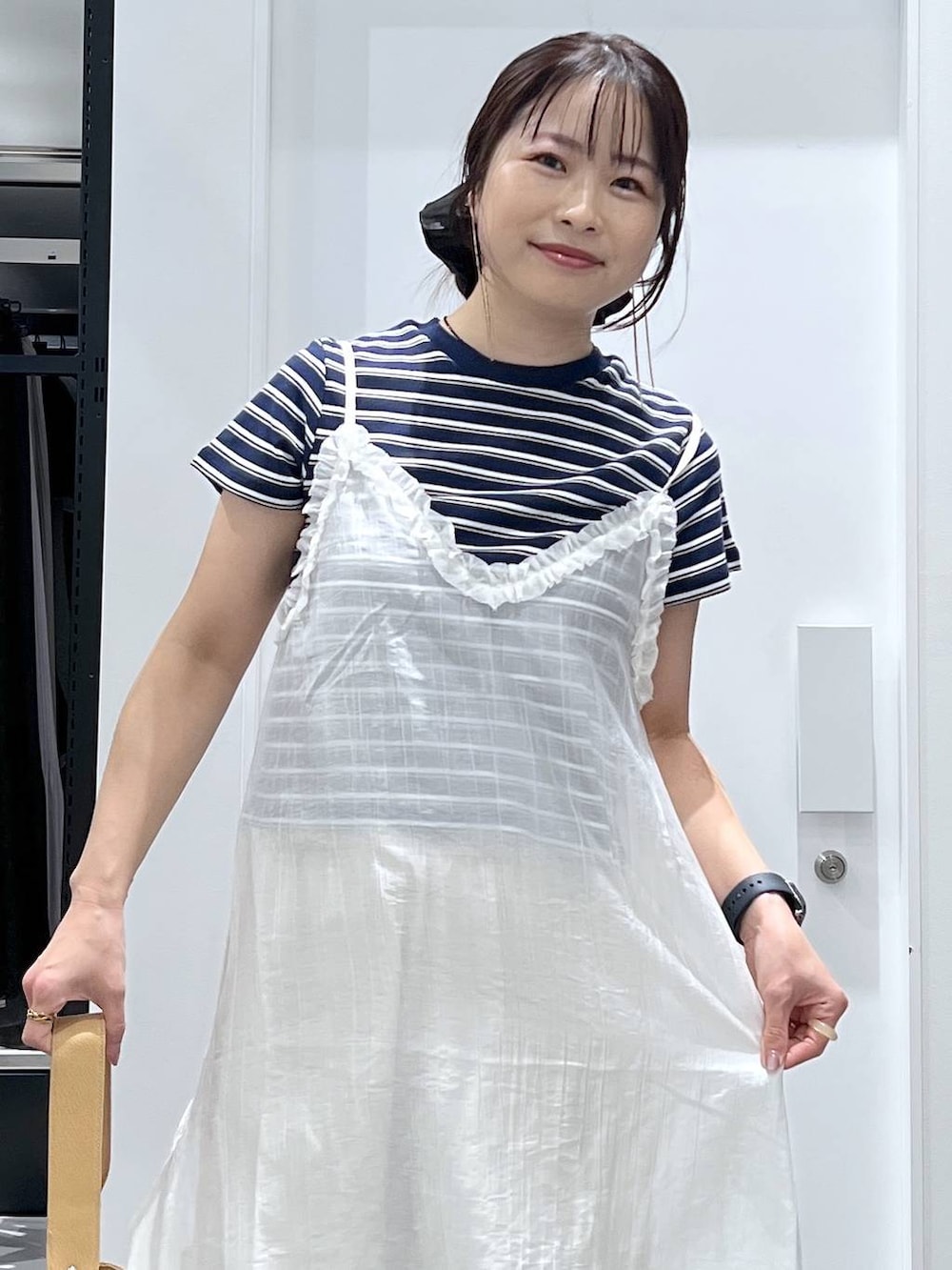ブラック系のサンダル、ブルー系のTシャツ/カットソー、ベージュ系のカーゴパンツを着用したレディースの春コーディネートの5枚目の写真