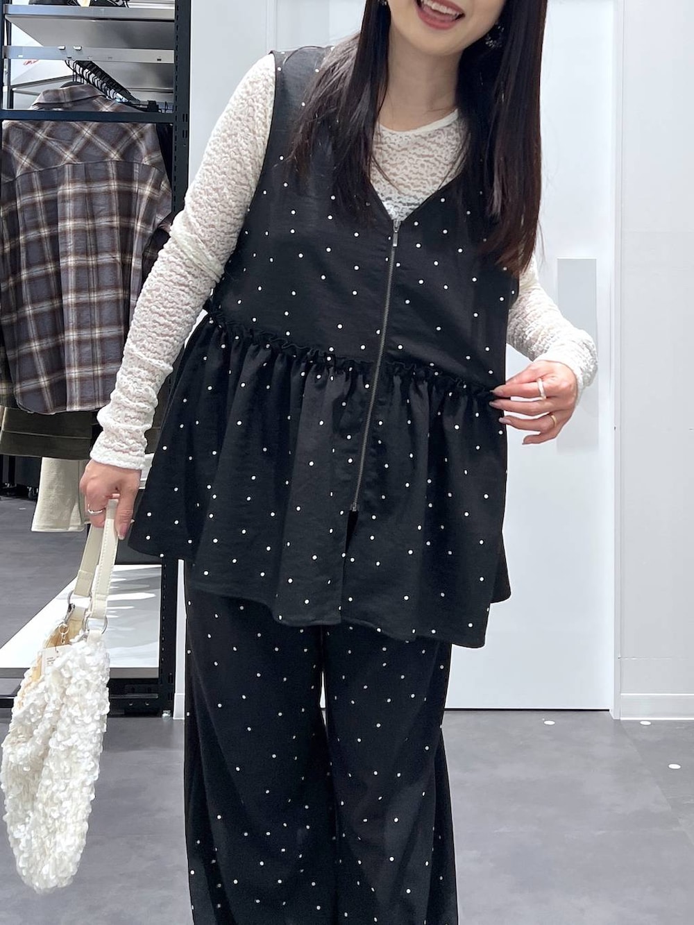 ブラック系のスニーカー、ホワイト系のTシャツ/カットソー、その他のベストを着用したレディースの冬コーディネートの4枚目の写真