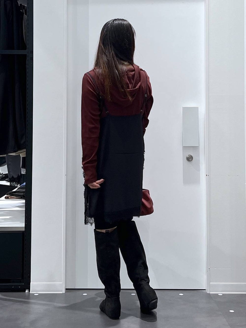 ブラック系のブーツ、ブラック系のその他パンツ、ブラック系のワンピースを着用したレディースの秋コーディネートの3枚目の写真
