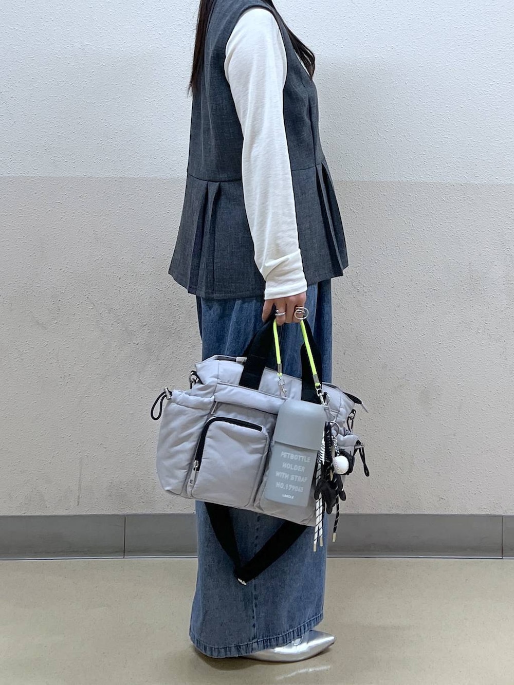 シルバー系のパンプス、ホワイト系のTシャツ/カットソー、グレー系のトートバッグを着用したレディースの春コーディネートの2枚目の写真