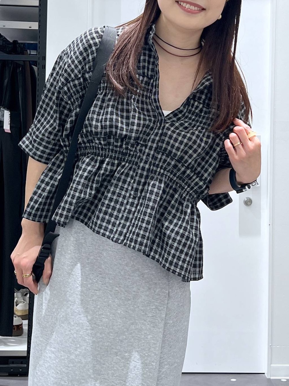 ブラック系のバックパック/リュック、グレー系のスカート、ブラック系のシャツ/ブラウスを着用したレディースの春コーディネートの5枚目の写真