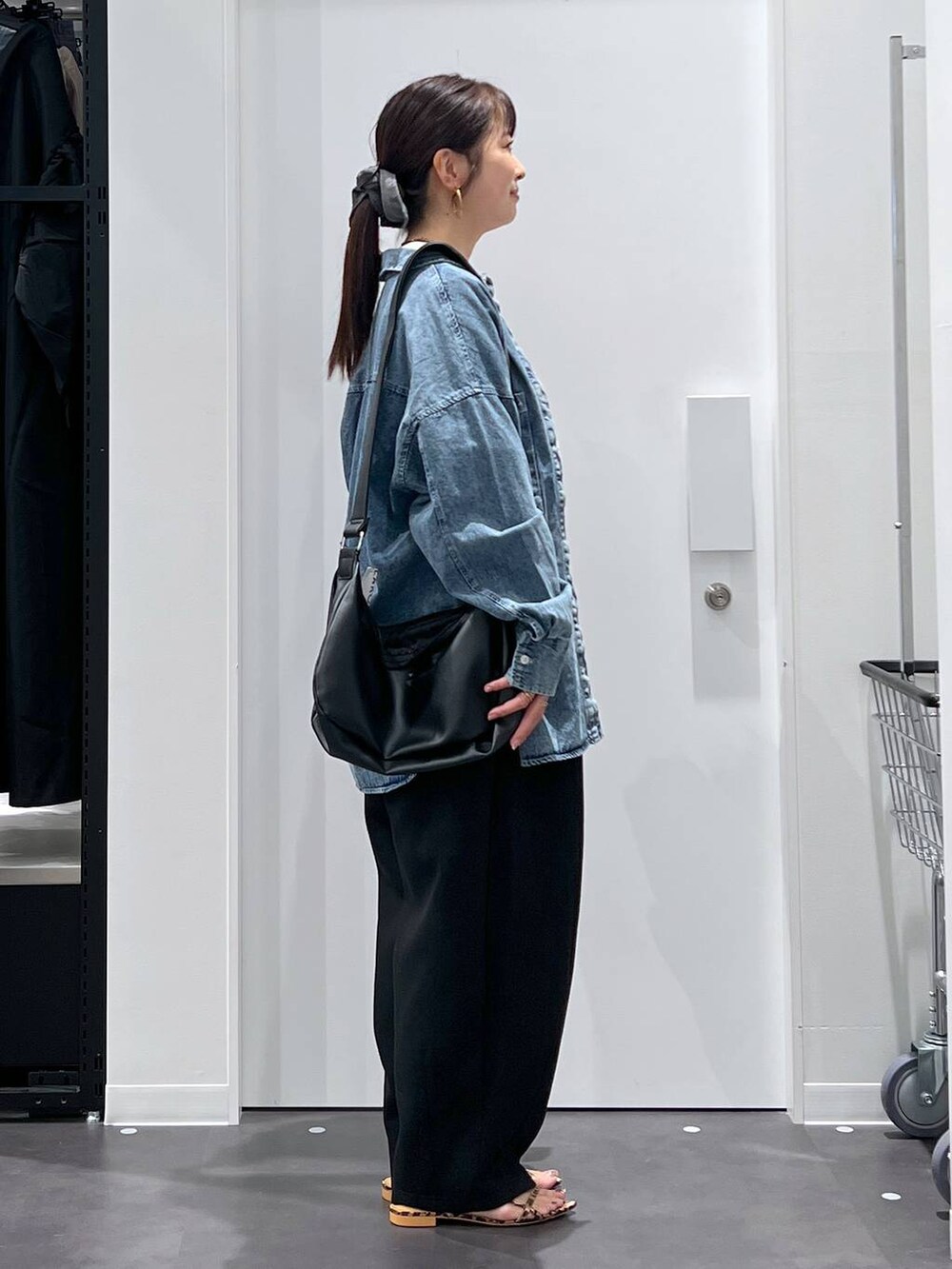 ブルー系のシャツ/ブラウス、その他のサンダル、ブラック系のショルダーバッグを着用したレディースの秋コーディネートの2枚目の写真