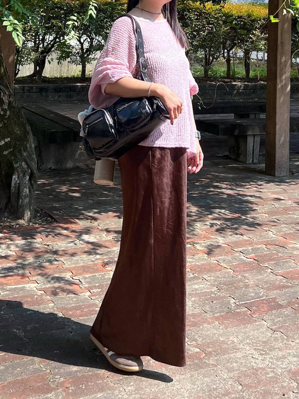 ピンク系のニット/セーター、ブラウン系のスカート、ブルー系の生活家電を着用したレディースの秋コーディネートの4枚目の写真