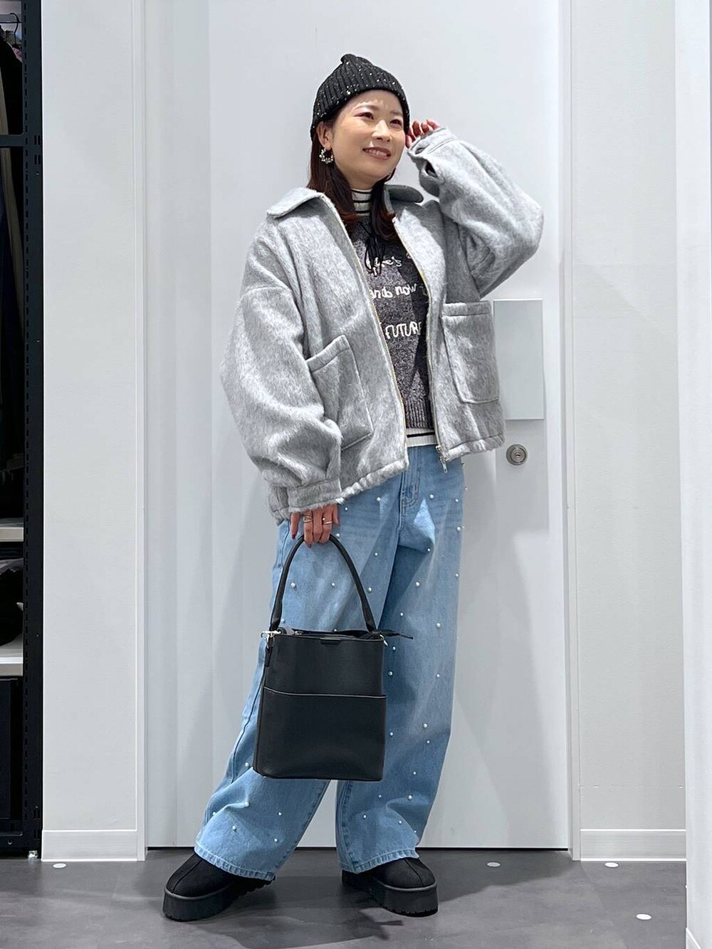 その他のニット/セーター、グレー系のブルゾン、ブラック系のショルダーバッグを着用したレディースの冬コーディネートの3枚目の写真