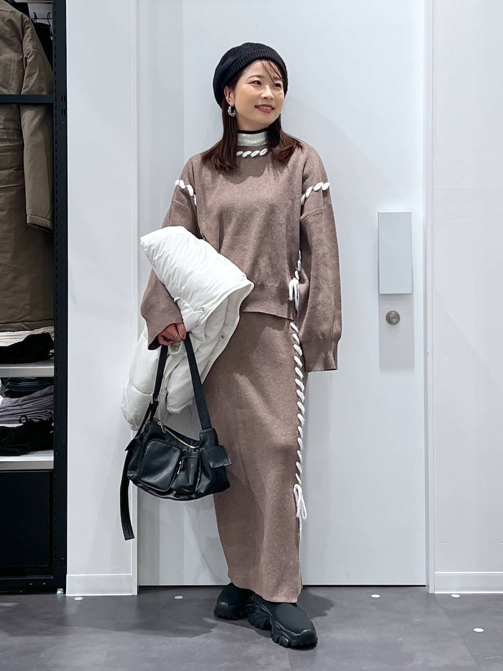 「低身長、ママコーデ、きれいめカジュアル、着痩せ・細見え、きれいめ、楽ちんコーデ、骨格ウェーブ、体型カバー、リラックス、LAKOLE、ニット、アウター、スカート、バッグ、ブーツ」｜「LAKOLEの12ゲージリブモックネックプルオーバー / 116703（ニット/セーター、ベージュ系）」を使った、emaさん（レディース・155cm）の冬コーディネートの5枚目の写真