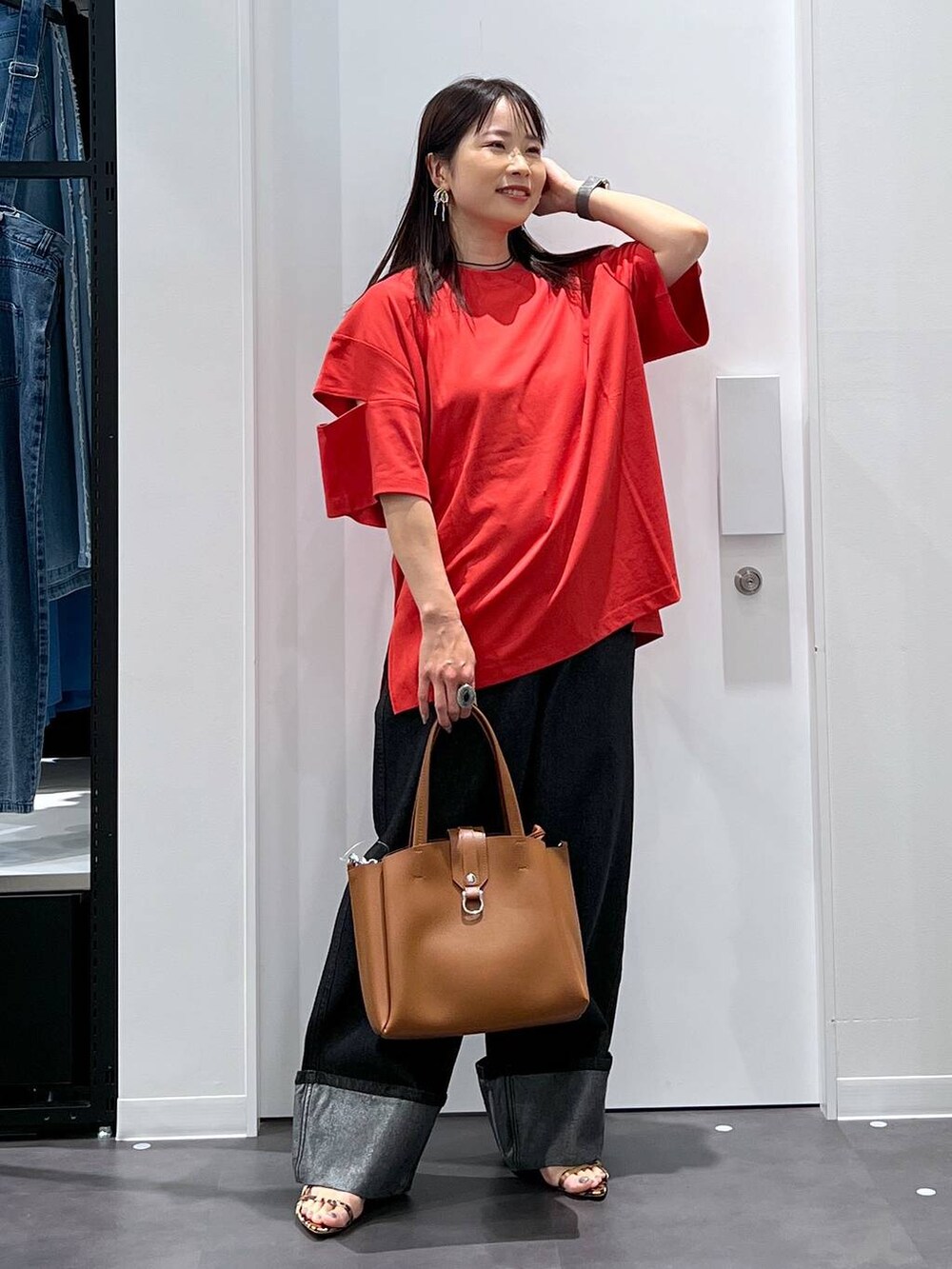 その他のサンダル、ブラック系のデニムパンツ、レッド系のTシャツ/カットソーを着用したレディースの夏コーディネートの3枚目の写真