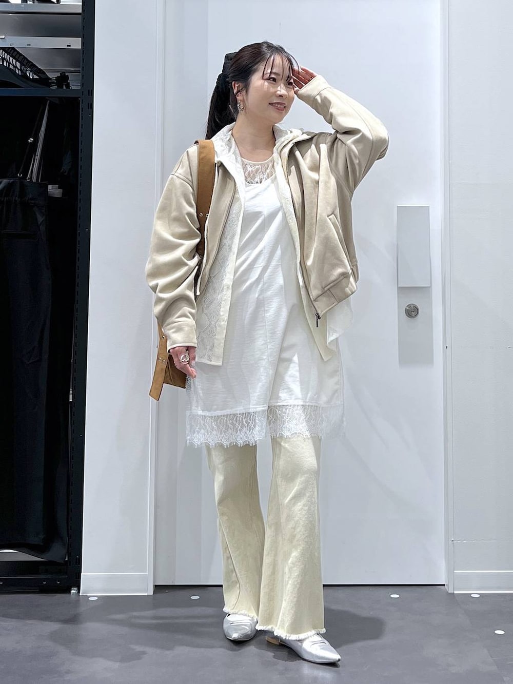 シルバー系のパンプス、イエロー系のショルダーバッグ、ホワイト系のTシャツ/カットソーを着用したレディースの春コーディネートの4枚目の写真