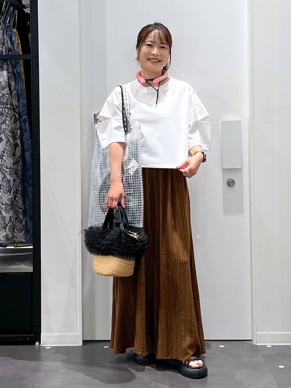 ベージュ系のショルダーバッグ、ブラック系のサンダル、ブラウン系のその他パンツを着用したレディースの春コーディネートの5枚目の写真