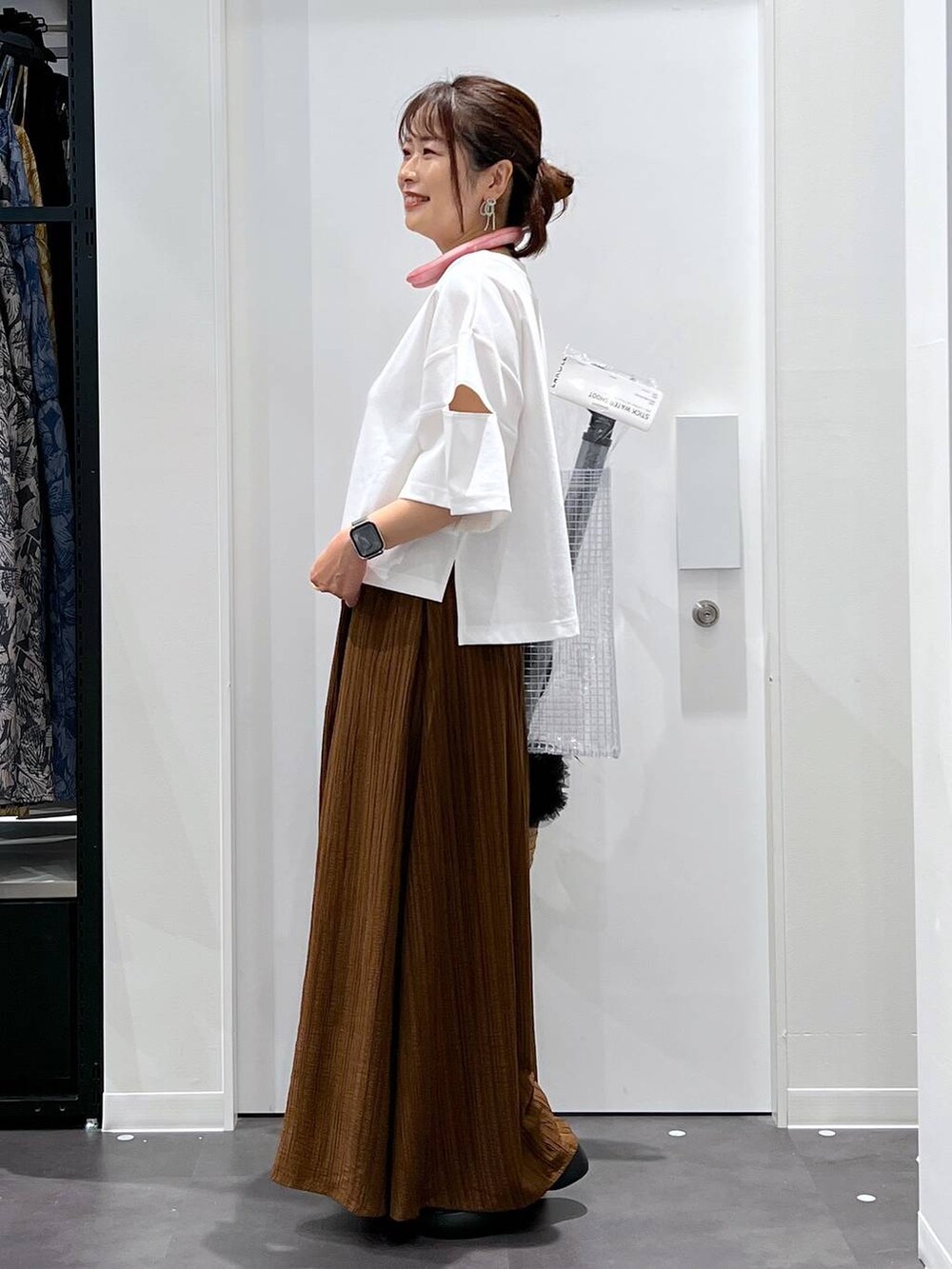 ベージュ系のショルダーバッグ、ブラック系のサンダル、ブラウン系のその他パンツを着用したレディースの春コーディネートの3枚目の写真