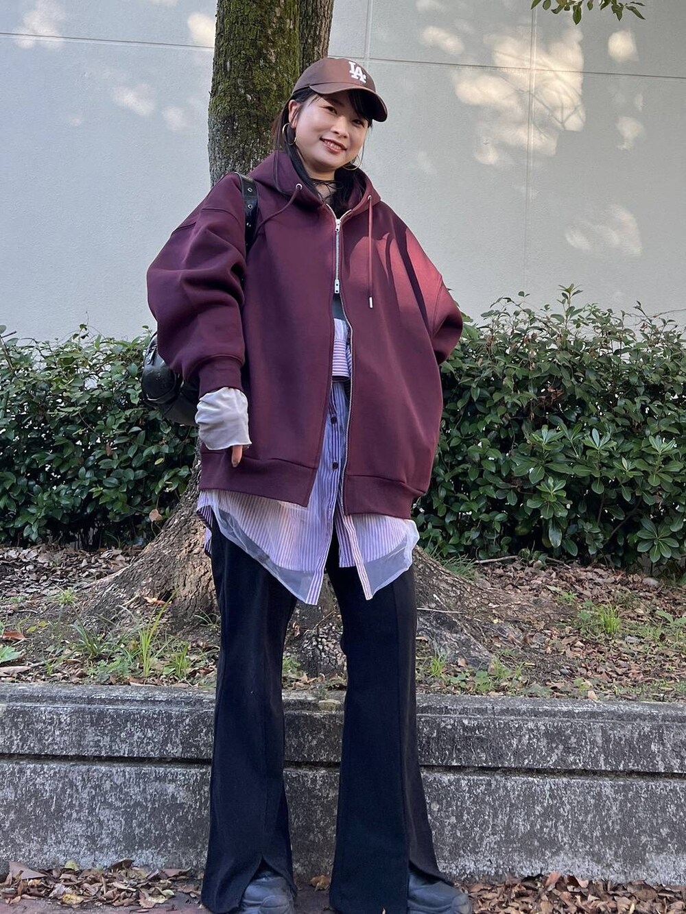 ブラック系のMA-1、ブラウン系のパーカー、レッド系のシャツ/ブラウスを着用したレディースの秋コーディネートの6枚目の写真