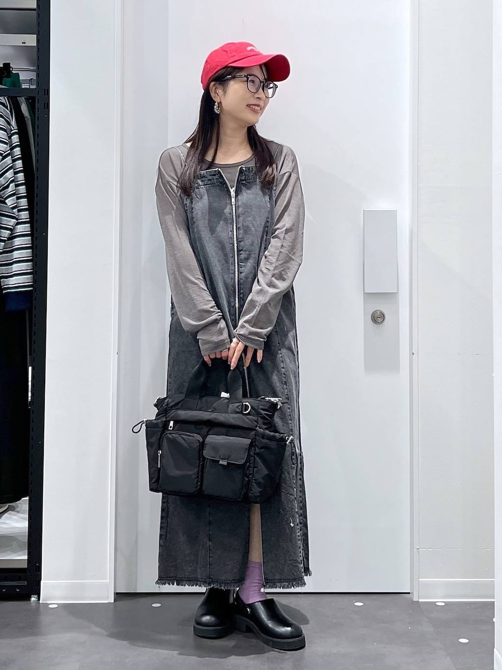 ブラック系のトートバッグ、ブラック系のサンダル、ブラック系のワンピースを着用したレディースの春コーディネートの4枚目の写真