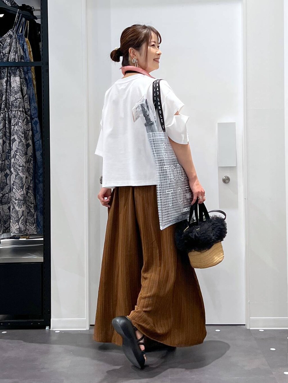 ベージュ系のショルダーバッグ、ブラック系のサンダル、ブラウン系のその他パンツを着用したレディースの春コーディネートの2枚目の写真