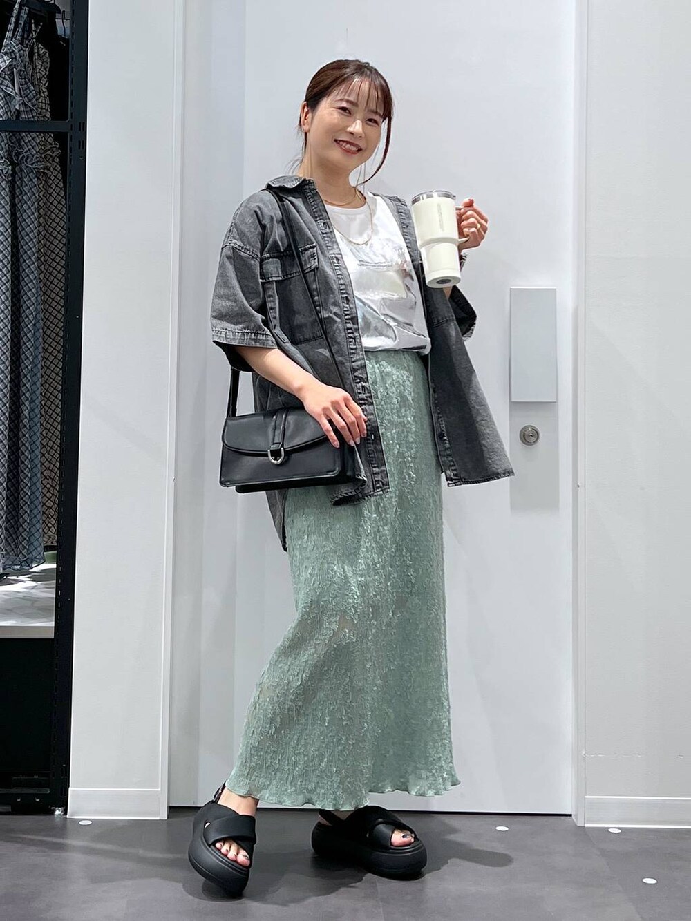 「骨格ウェーブ、低身長、着痩せ・細見え、きれいめ、ママコーデ、楽ちんコーデ、体型カバー、リラックス、LAKOLE、きれいめカジュアル、スカート、シャツ、Tシャツ、保温・保冷、バッグ」|「LAKOLEのパフィークロスサンダル / 291942(サンダル、ブラック系)」を使った、emaさん(レディース・155cm)の春コーディネートの3枚目の写真