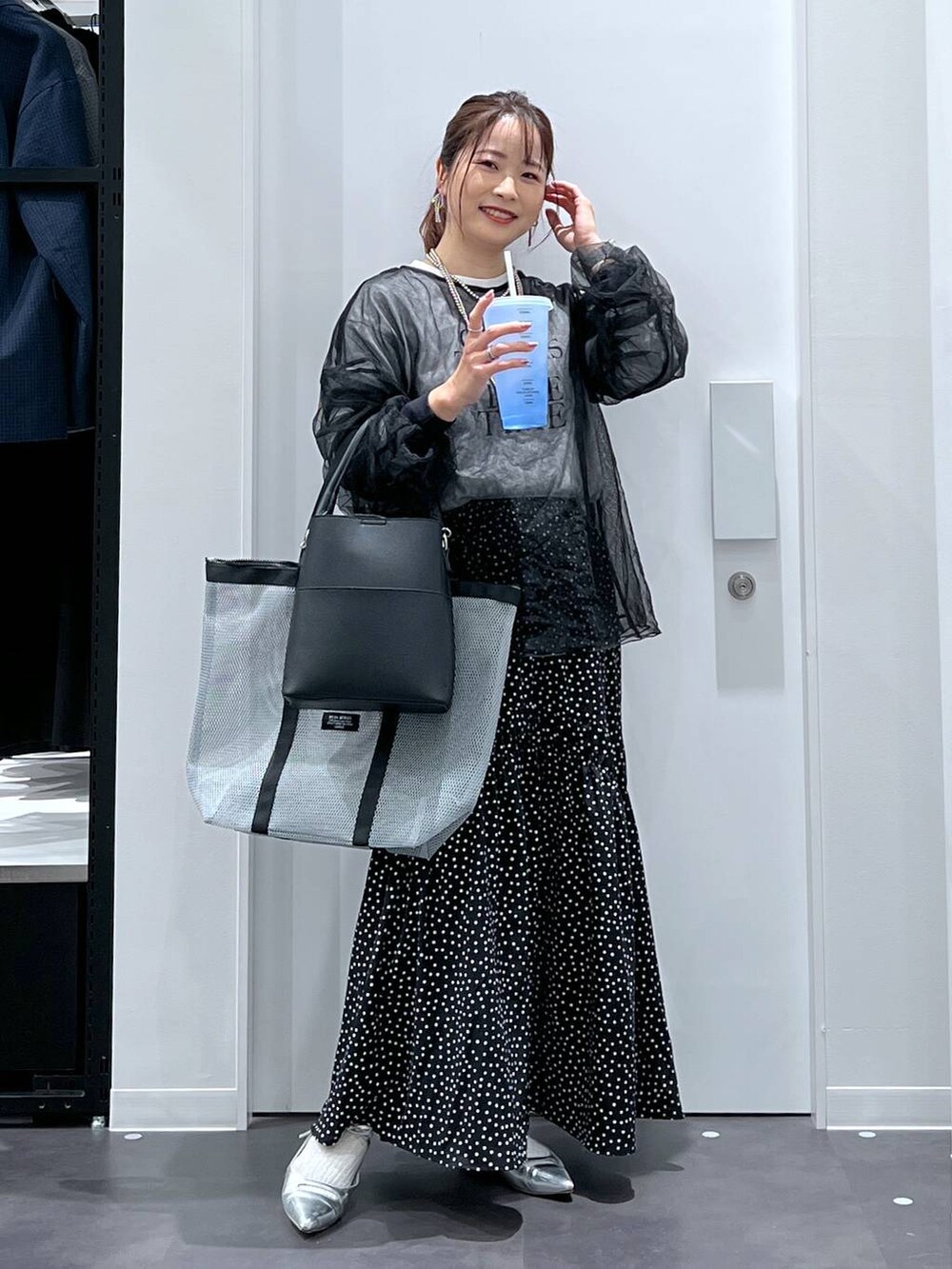 シルバー系のパンプス、その他のスカート、ブラック系のシャツ/ブラウスを着用したレディースの春コーディネートの4枚目の写真