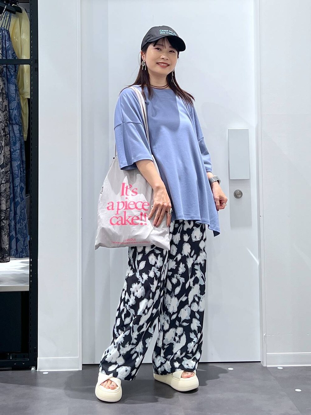 「低身長、着痩せ・細見え、きれいめ、ママコーデ、楽ちんコーデ、骨格ウェーブ、体型カバー、リラックス、LAKOLE、きれいめカジュアル、パンツ、夏コーデ、バッグ、キャップ、ピアス」|「LEPSIMのリボンボールピアス 287542(ピアス(両耳用)、グレー系)」を使った、emaさん(レディース・155cm)の夏コーディネートの4枚目の写真