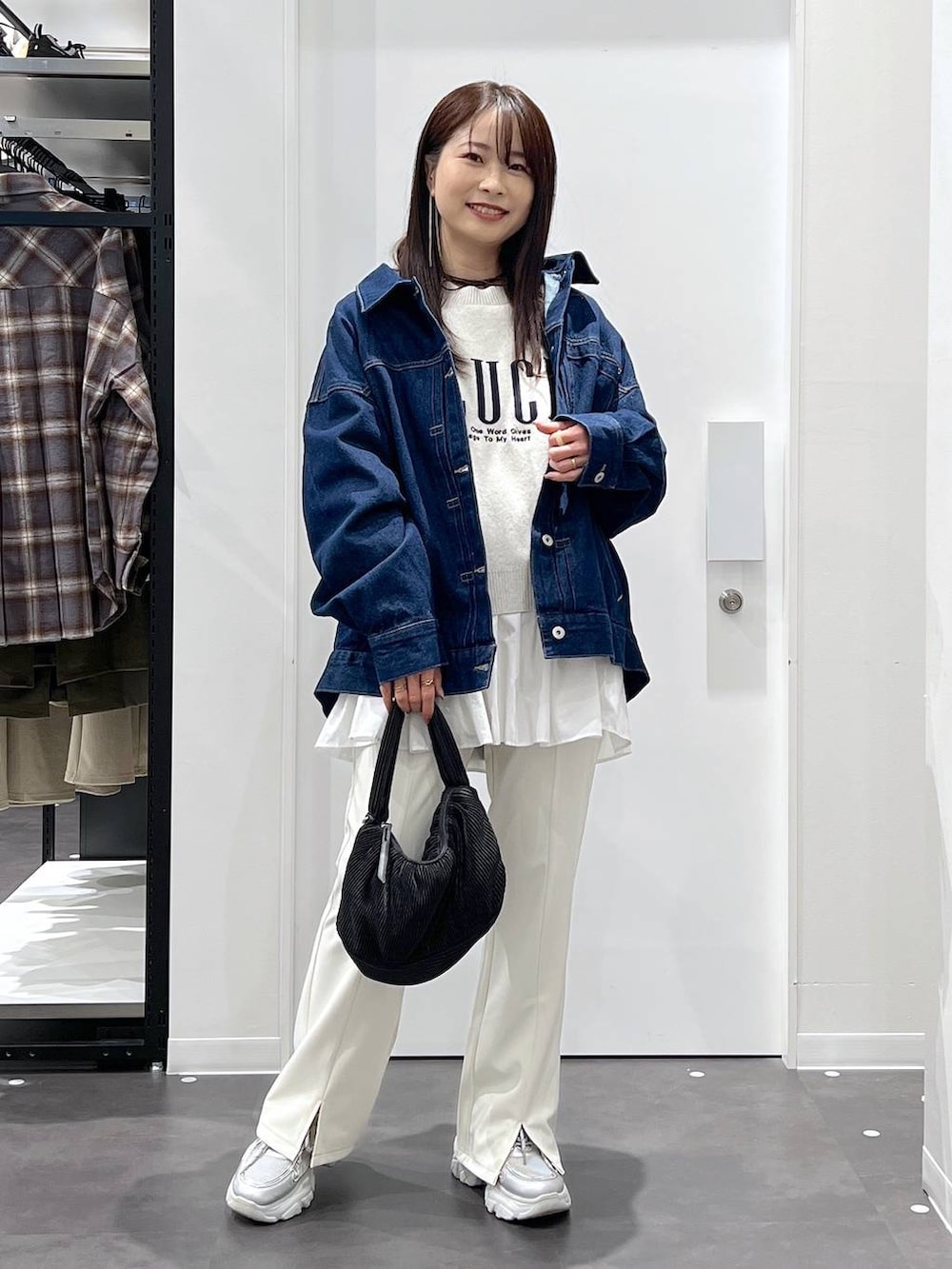 ホワイト系のTシャツ/カットソー、ブルー系のデニムジャケット、イエロー系のニット/セーターを着用したレディースの冬コーディネートの5枚目の写真