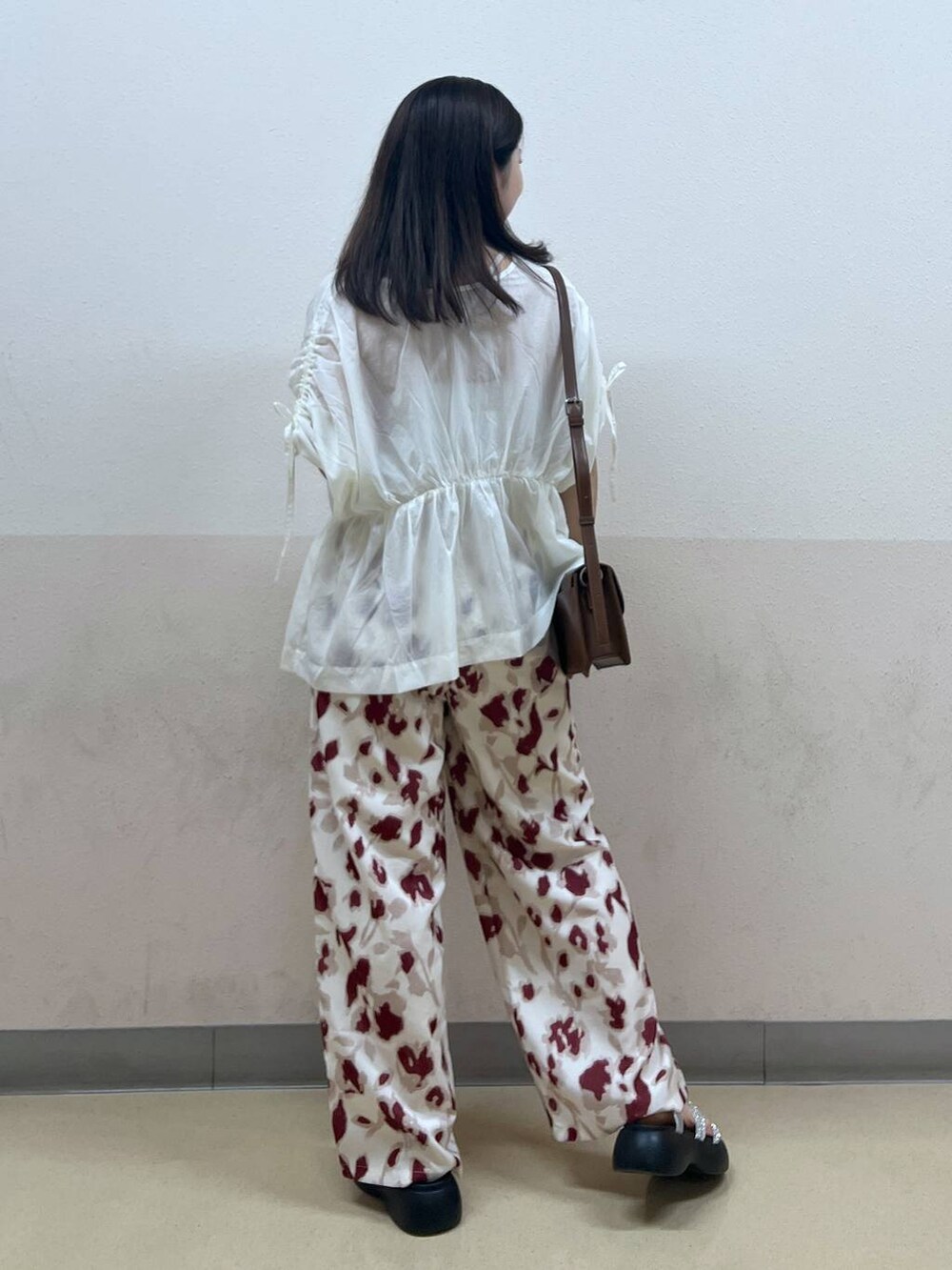 シルバー系のサンダル、ホワイト系のシャツ/ブラウス、ホワイト系のその他パンツを着用したレディースの春コーディネートの2枚目の写真