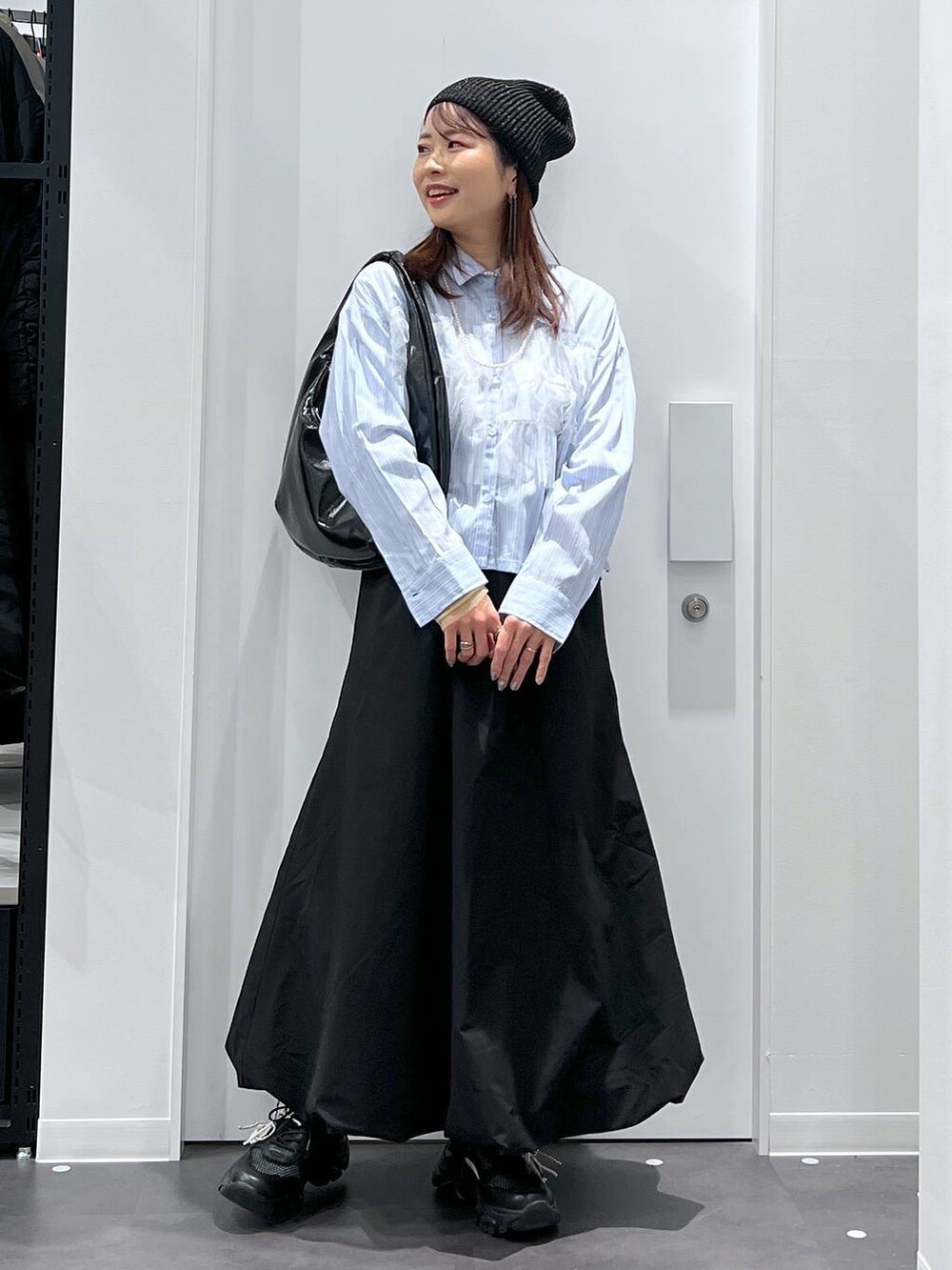 「低身長、着痩せ・細見え、きれいめ、ママコーデ、楽ちんコーデ、骨格ウェーブ、体型カバー、リラックス、LAKOLE、きれいめカジュアル、スカート、シャツ、春コーデ、春色、春服みてみて」|「LAKOLEのロングチェーンリボンピアス / 121340(ピアス(両耳用)、その他)」を使った、emaさん(レディース・155cm)の冬コーディネートの2枚目の写真