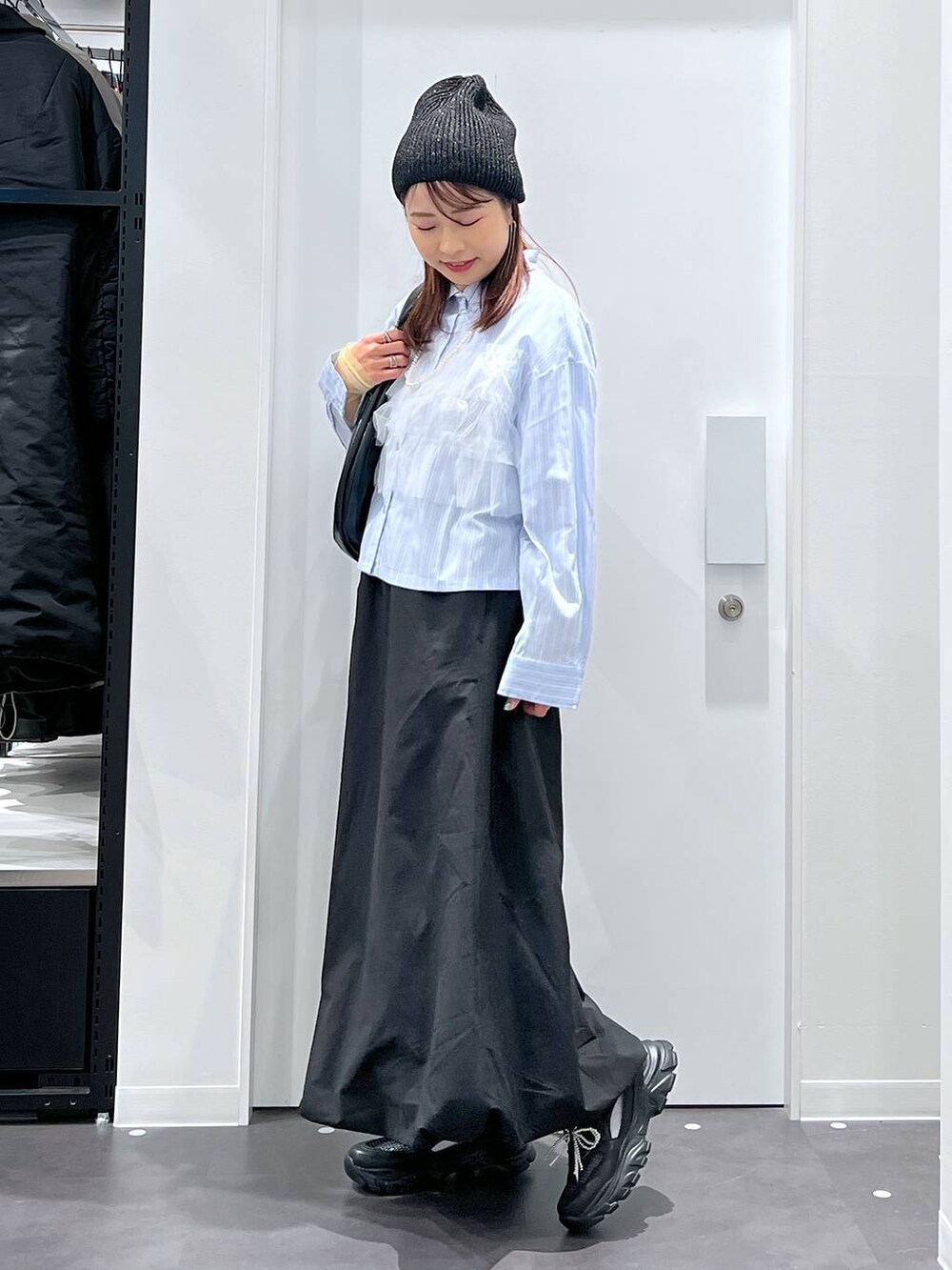 「低身長、着痩せ・細見え、きれいめ、ママコーデ、楽ちんコーデ、骨格ウェーブ、体型カバー、リラックス、LAKOLE、きれいめカジュアル、スカート、シャツ、春コーデ、春色、春服みてみて」|「LAKOLEのロングチェーンリボンピアス / 121340(ピアス(両耳用)、その他)」を使った、emaさん(レディース・155cm)の冬コーディネートの3枚目の写真