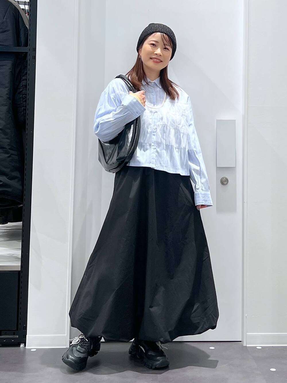 「低身長、着痩せ・細見え、きれいめ、ママコーデ、楽ちんコーデ、骨格ウェーブ、体型カバー、リラックス、LAKOLE、きれいめカジュアル、スカート、シャツ、春コーデ、春色、春服みてみて」|「LAKOLEのロングチェーンリボンピアス / 121340(ピアス(両耳用)、その他)」を使った、emaさん(レディース・155cm)の冬コーディネートの4枚目の写真