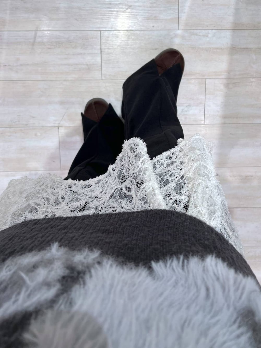 ブラウン系のスリッポン、ブラック系のニット/セーター、ブラック系のその他パンツを着用したレディースの冬コーディネートの2枚目の写真