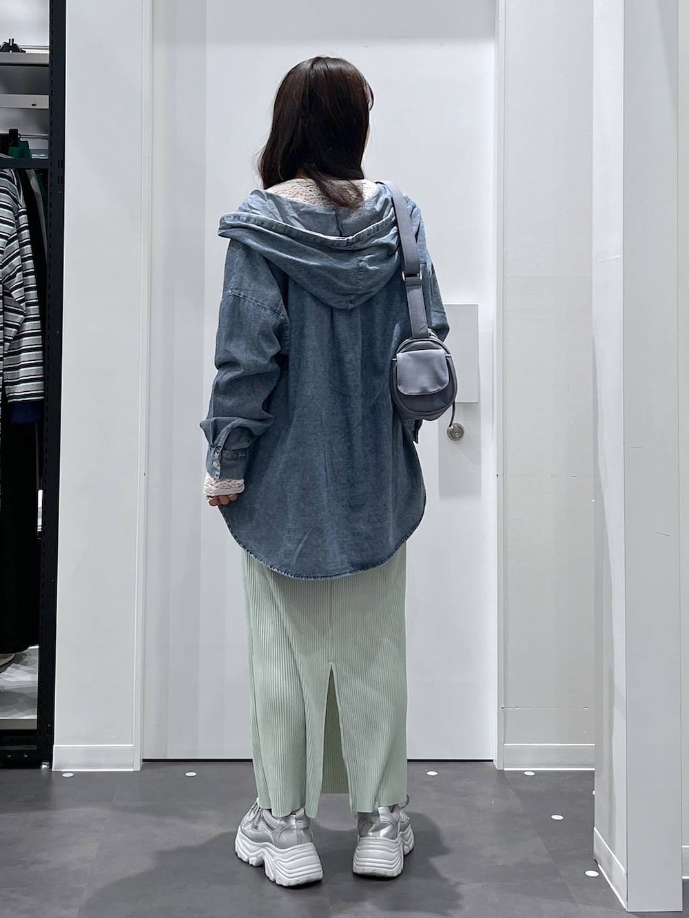 ブルー系のショルダーバッグ、ブルー系のその他トップス、ホワイト系のTシャツ/カットソーを着用したレディースの春コーディネートの3枚目の写真