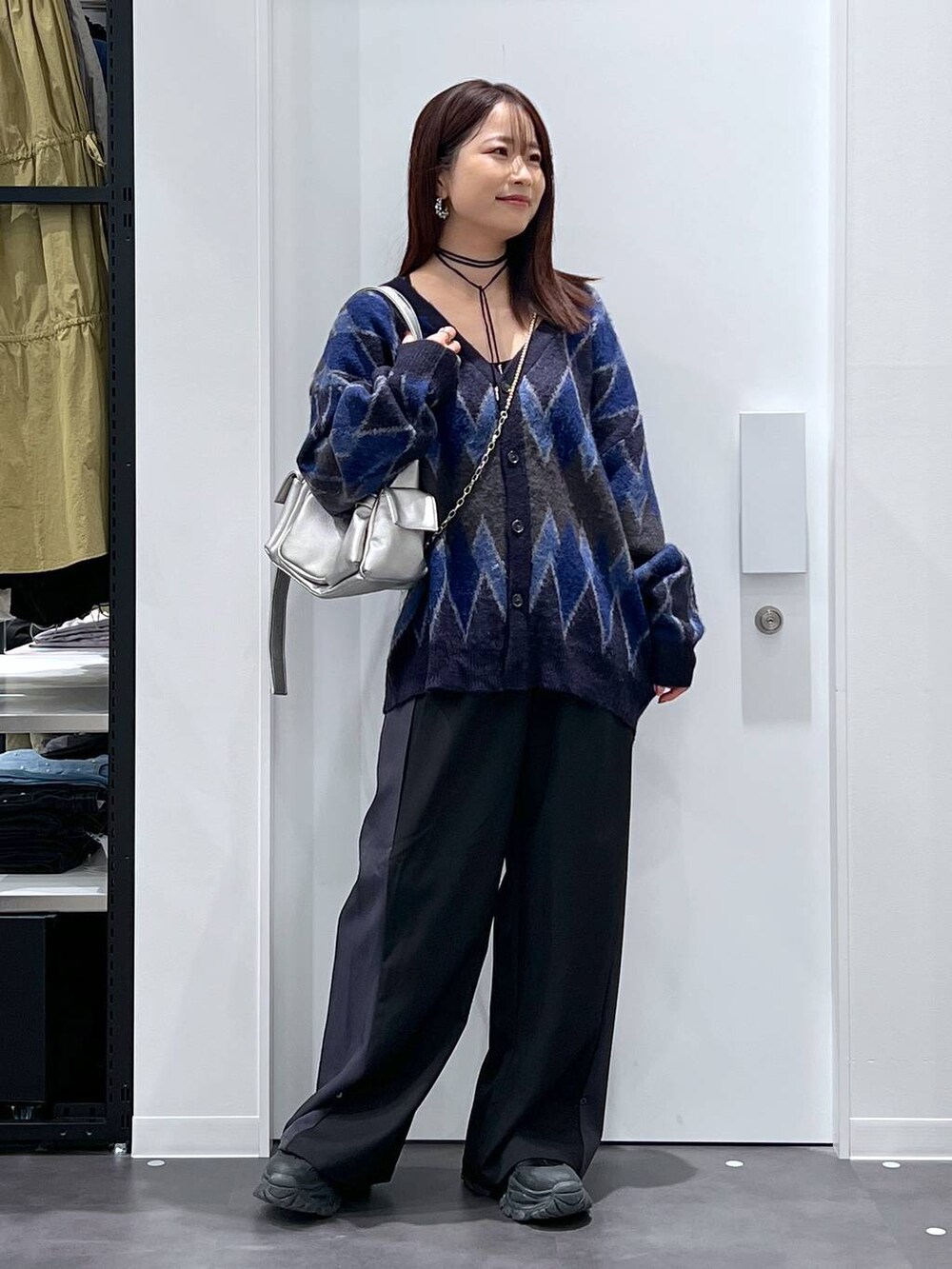 ブルー系のカーディガン/ボレロ、ブラック系のブーツ、その他のショルダーバッグを着用したレディースの秋コーディネートの3枚目の写真