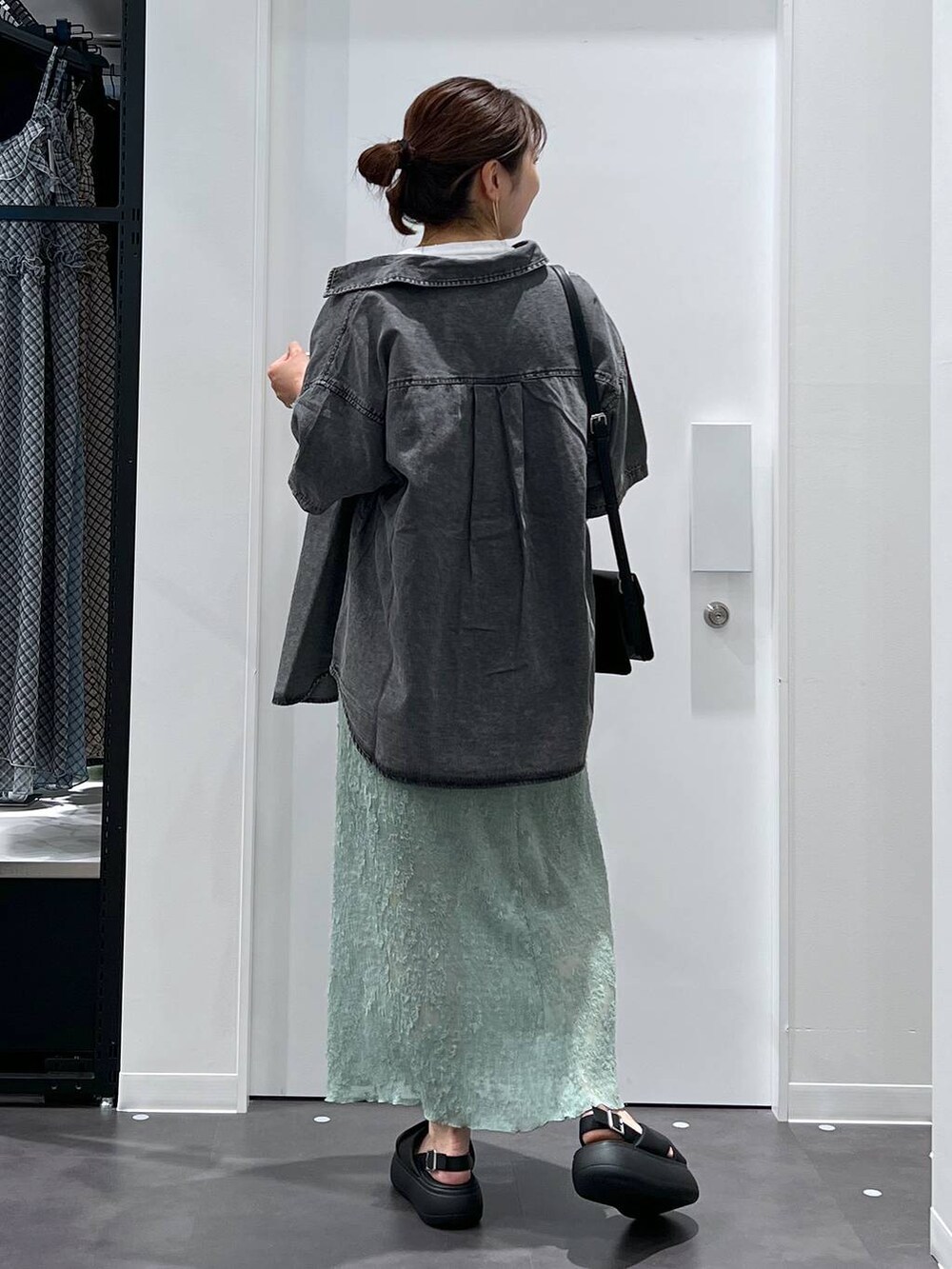 「骨格ウェーブ、低身長、着痩せ・細見え、きれいめ、ママコーデ、楽ちんコーデ、体型カバー、リラックス、LAKOLE、きれいめカジュアル、スカート、シャツ、Tシャツ、保温・保冷、バッグ」|「LAKOLEのパフィークロスサンダル / 291942(サンダル、ブラック系)」を使った、emaさん(レディース・155cm)の春コーディネートの2枚目の写真