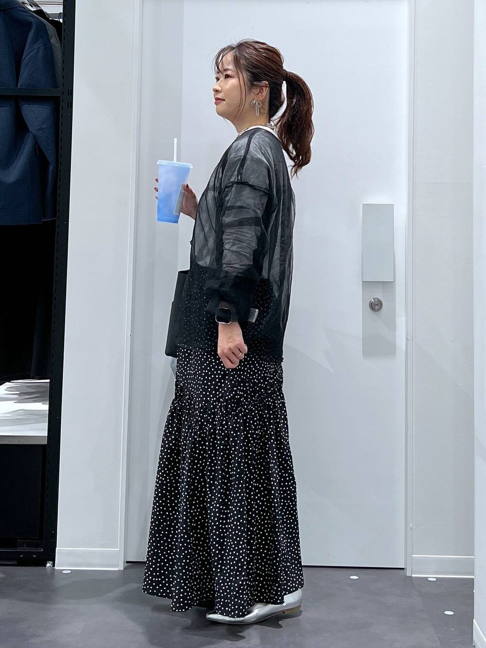 シルバー系のパンプス、その他のスカート、ブラック系のシャツ/ブラウスを着用したレディースの春コーディネートの2枚目の写真