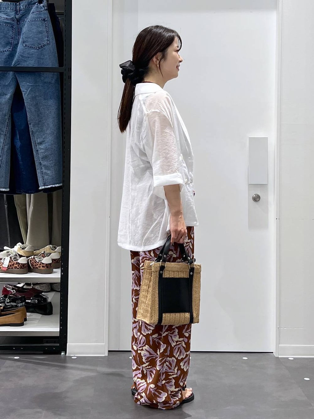 ブラウン系のその他パンツ、ベージュ系のショルダーバッグ、ブラック系のサンダルを着用したレディースの夏コーディネートの2枚目の写真