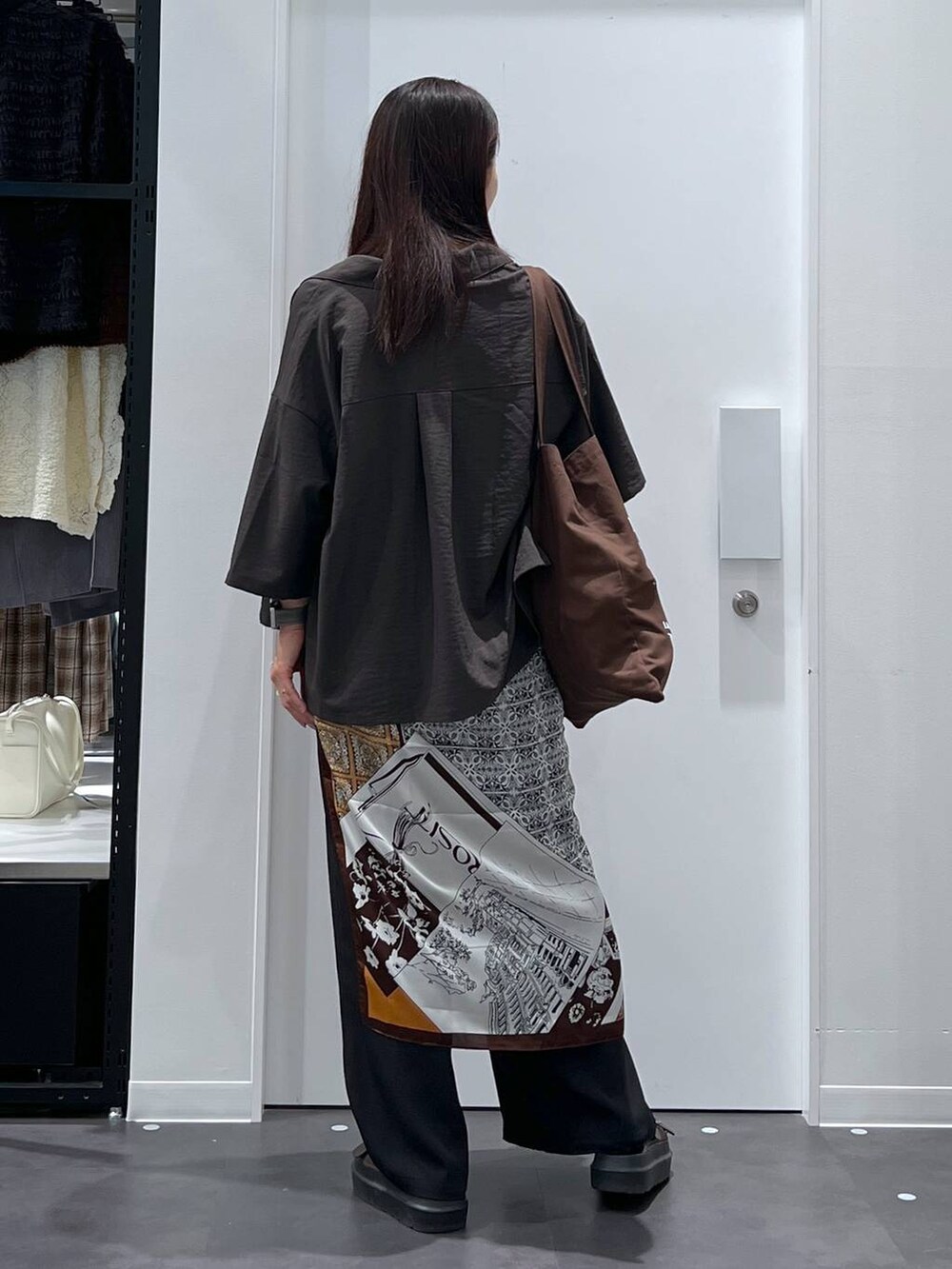 ブラック系のその他パンツ、ブラウン系のサンダル、グレー系のシャツ/ブラウスを着用したレディースの夏コーディネートの3枚目の写真