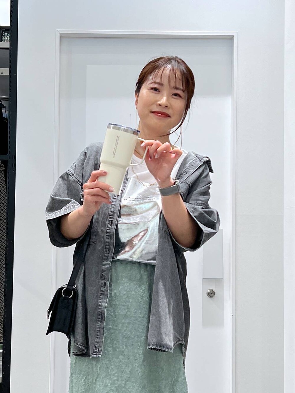「骨格ウェーブ、低身長、着痩せ・細見え、きれいめ、ママコーデ、楽ちんコーデ、体型カバー、リラックス、LAKOLE、きれいめカジュアル、スカート、シャツ、Tシャツ、保温・保冷、バッグ」|「LAKOLEのパフィークロスサンダル / 291942(サンダル、ブラック系)」を使った、emaさん(レディース・155cm)の春コーディネートの5枚目の写真