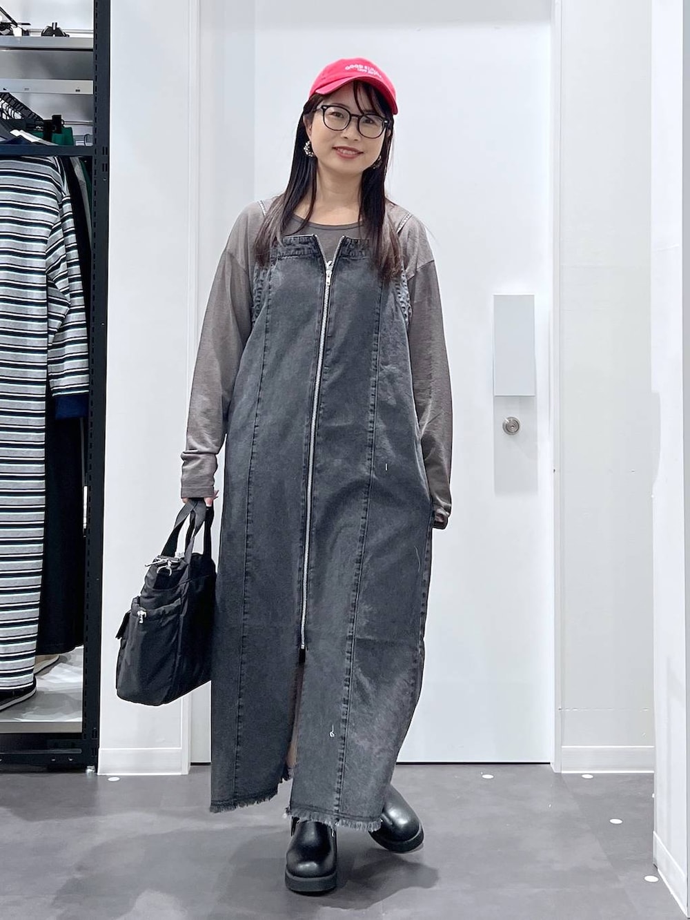 ブラック系のトートバッグ、ブラック系のサンダル、ブラック系のワンピースを着用したレディースの春コーディネートの5枚目の写真