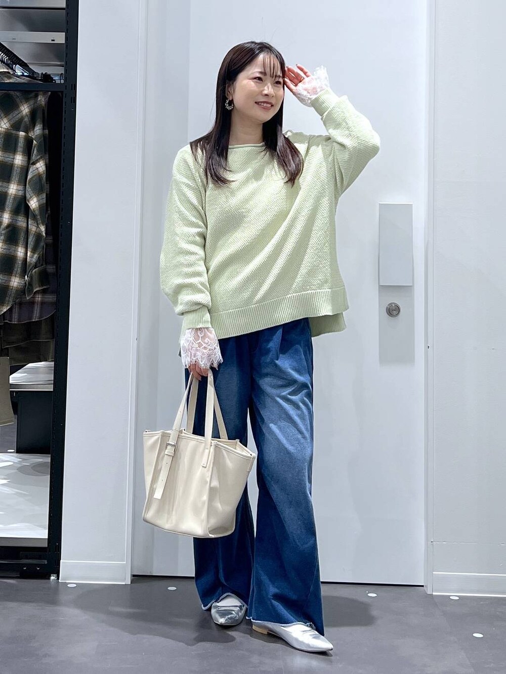 シルバー系のパンプス、ホワイト系のトートバッグ、ブルー系のその他パンツを着用したレディースの春コーディネートの5枚目の写真