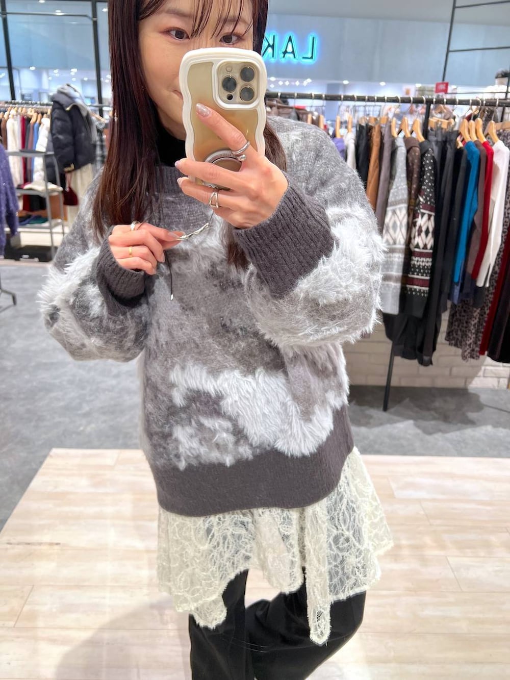 ブラウン系のスリッポン、ブラック系のニット/セーター、ブラック系のその他パンツを着用したレディースの冬コーディネートの3枚目の写真