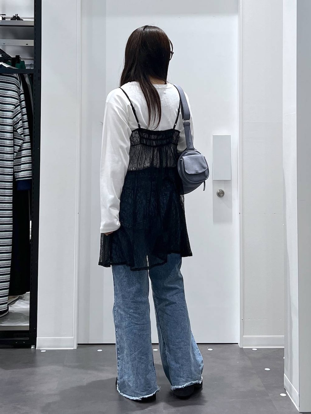 ブルー系のショルダーバッグ、ホワイト系のTシャツ/カットソー、ブラック系のサンダルを着用したレディースの春コーディネートの3枚目の写真