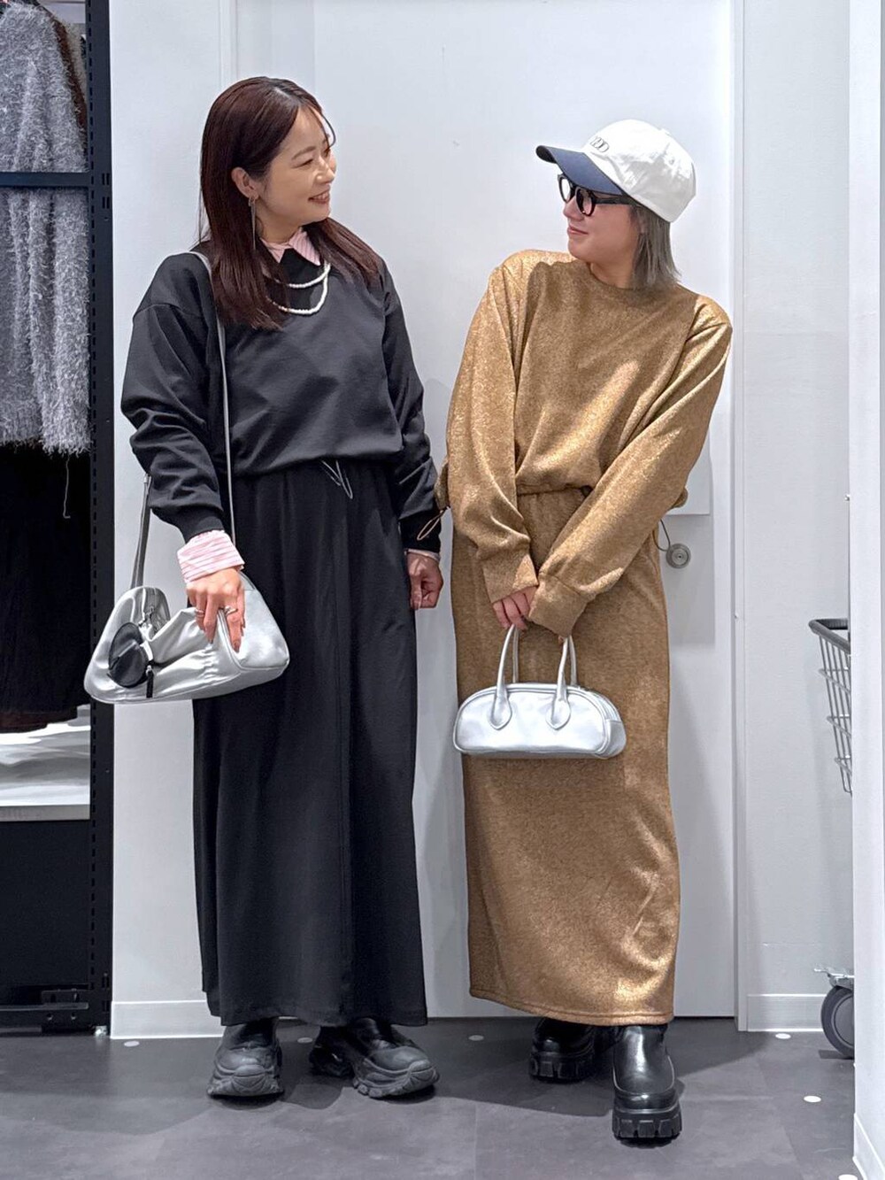 ブラック系のブーツ、ピンク系のシャツ/ブラウス、ブラック系のスカートを着用したレディースの冬コーディネートの2枚目の写真