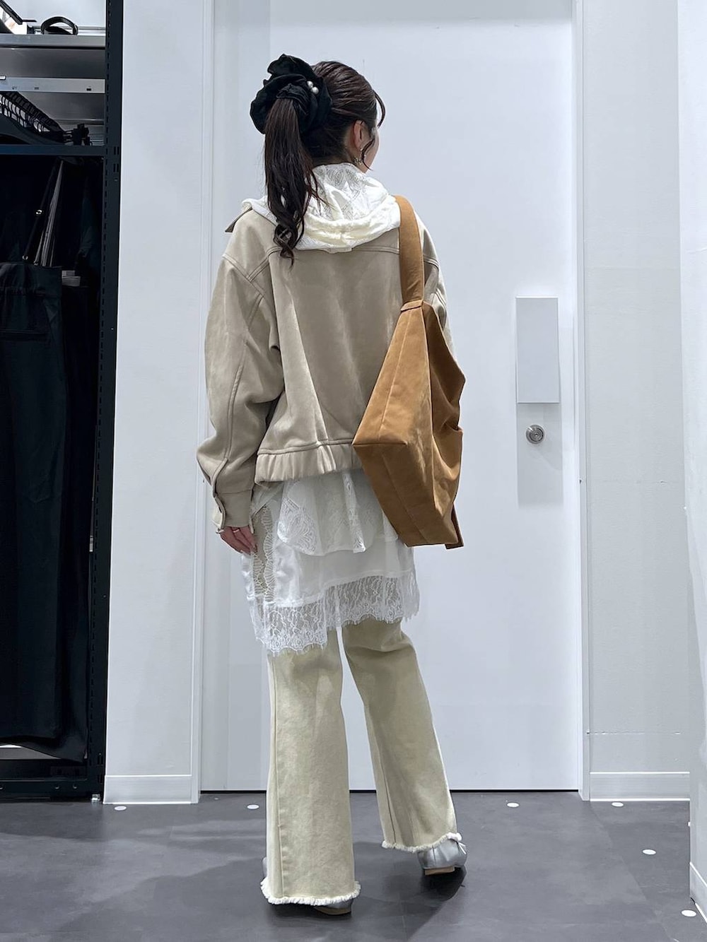 シルバー系のパンプス、イエロー系のショルダーバッグ、ホワイト系のTシャツ/カットソーを着用したレディースの春コーディネートの3枚目の写真