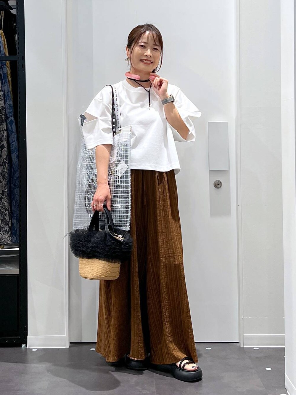 ベージュ系のショルダーバッグ、ブラック系のサンダル、ブラウン系のその他パンツを着用したレディースの春コーディネートの4枚目の写真