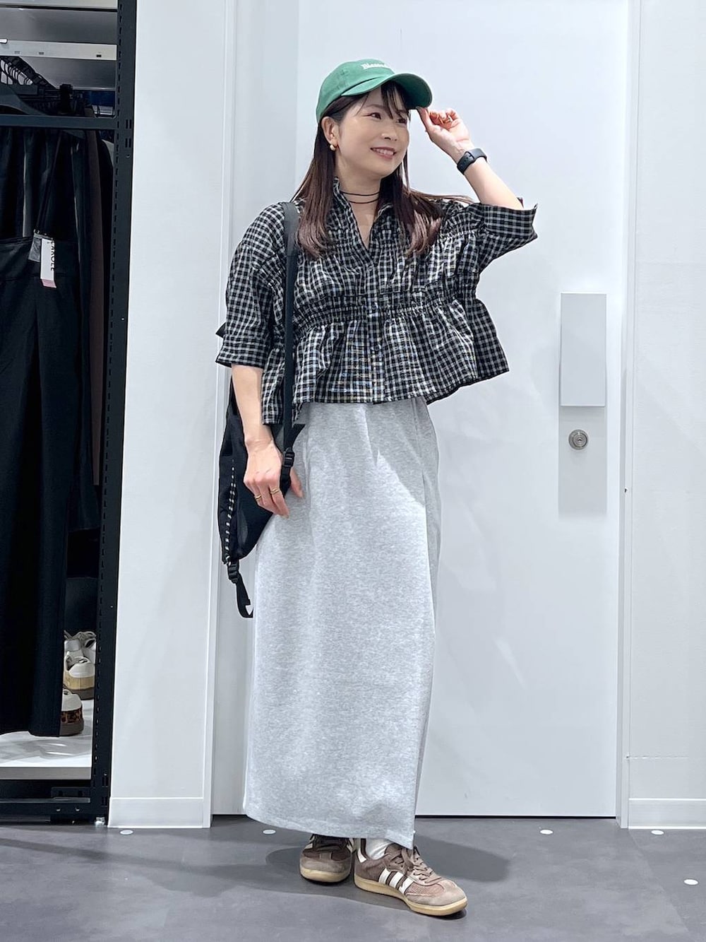 ブラック系のバックパック/リュック、グレー系のスカート、ブラック系のシャツ/ブラウスを着用したレディースの春コーディネートの4枚目の写真