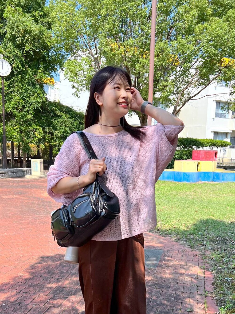 ピンク系のニット/セーター、ブラウン系のスカート、ブルー系の生活家電を着用したレディースの秋コーディネートの6枚目の写真